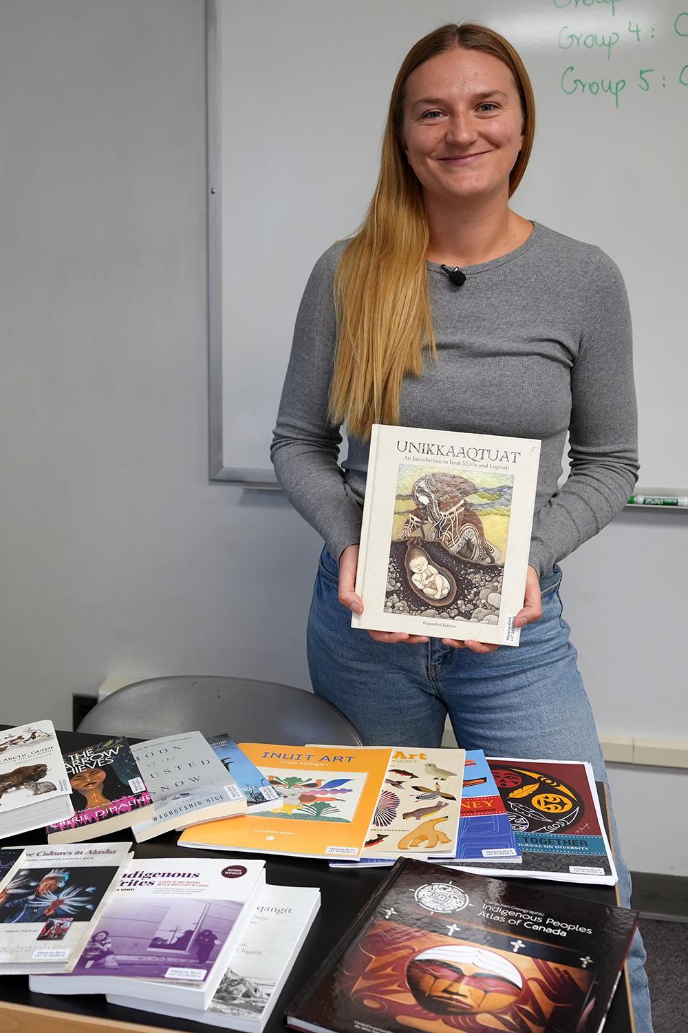 Lena med bøker.jpg Person with a book